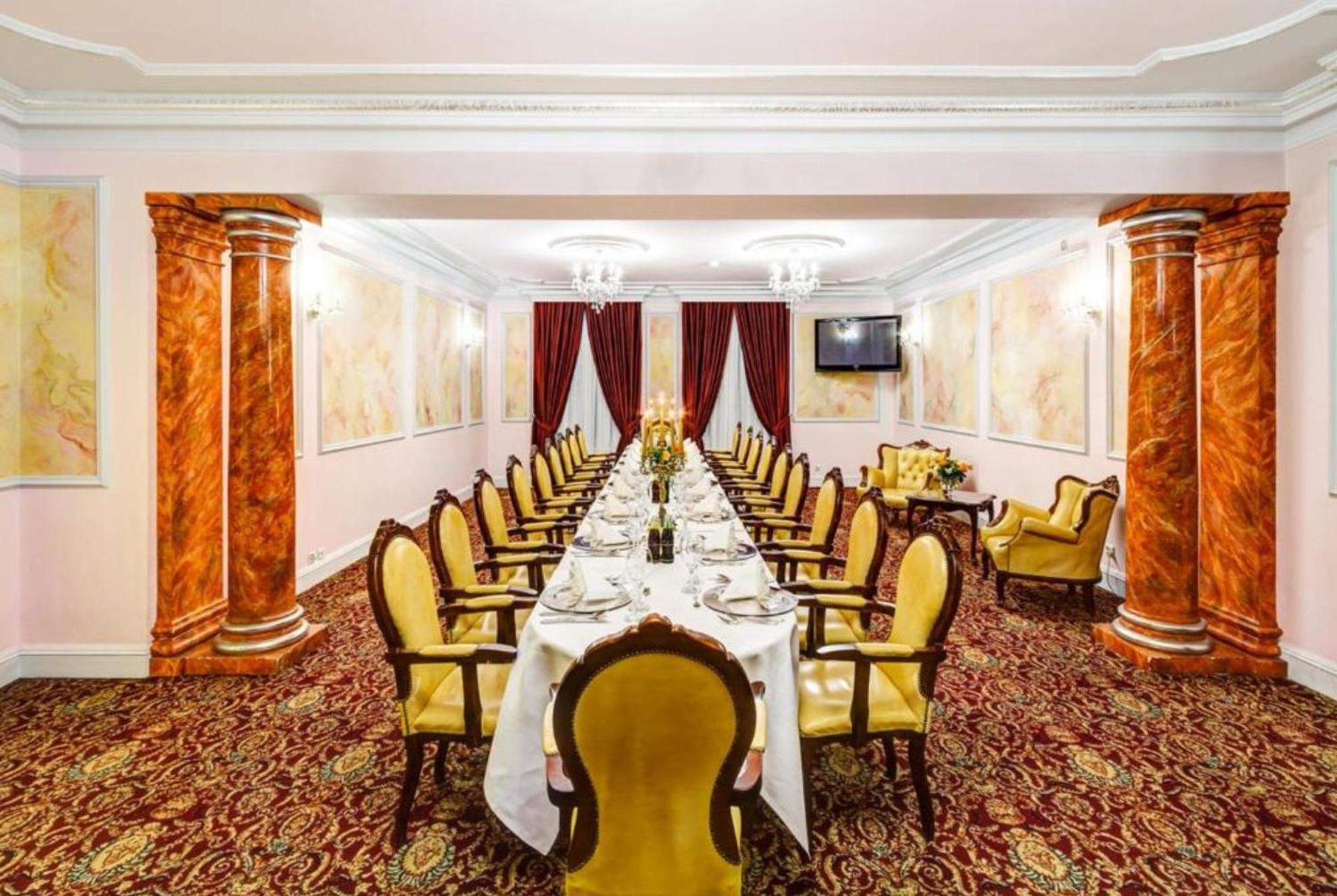 Palacyk Otrebusy Business & Spa Exteriér fotografie