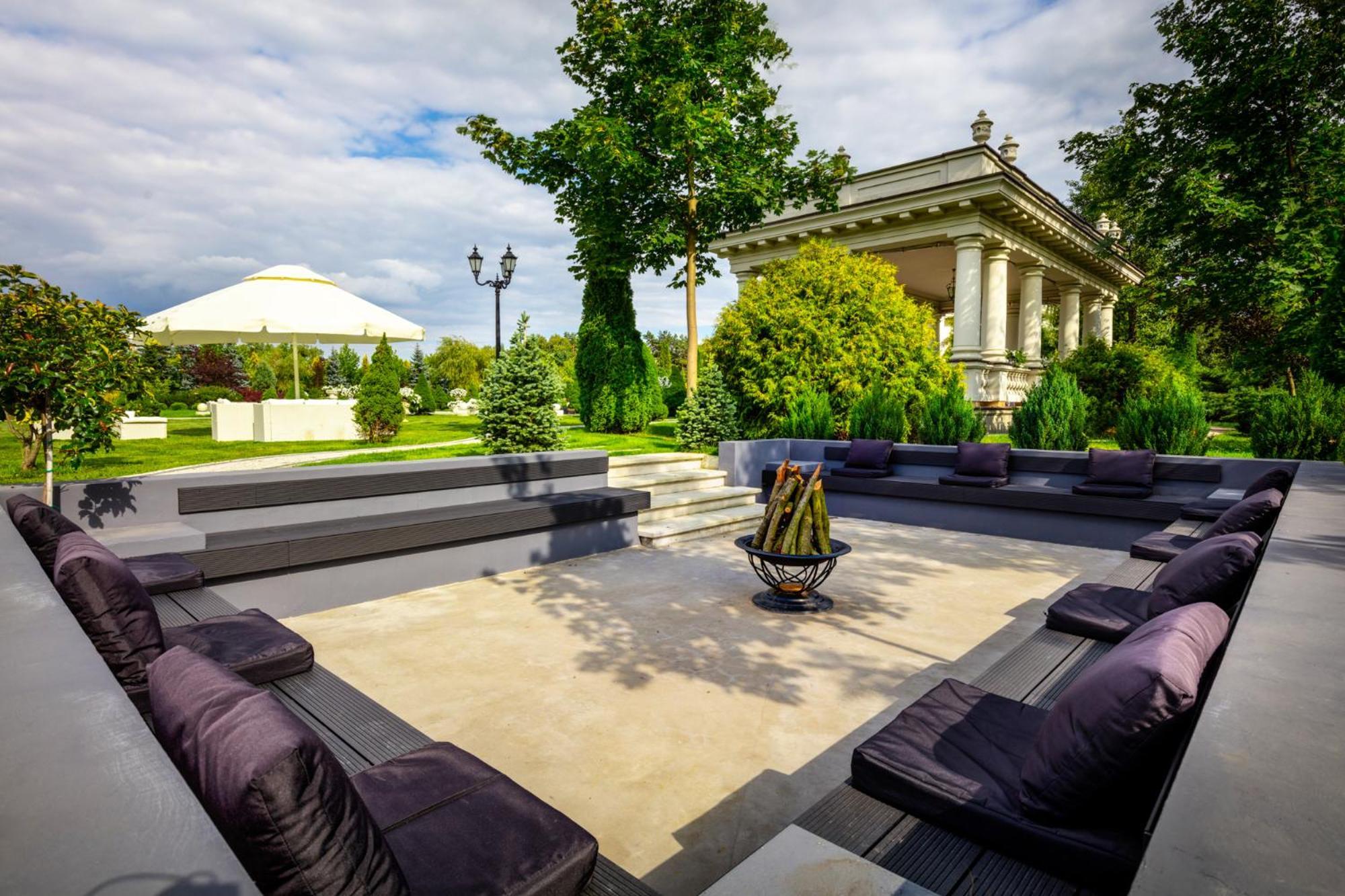 Palacyk Otrebusy Business & Spa Exteriér fotografie